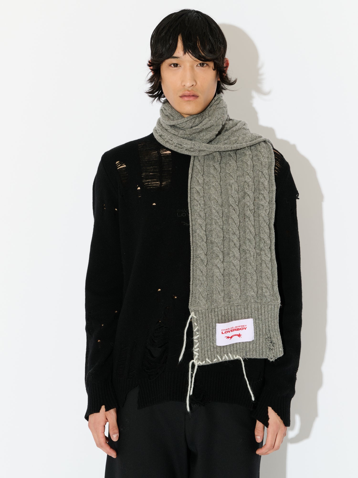 CABLE KNIT SCARF IN GREY - Image 2