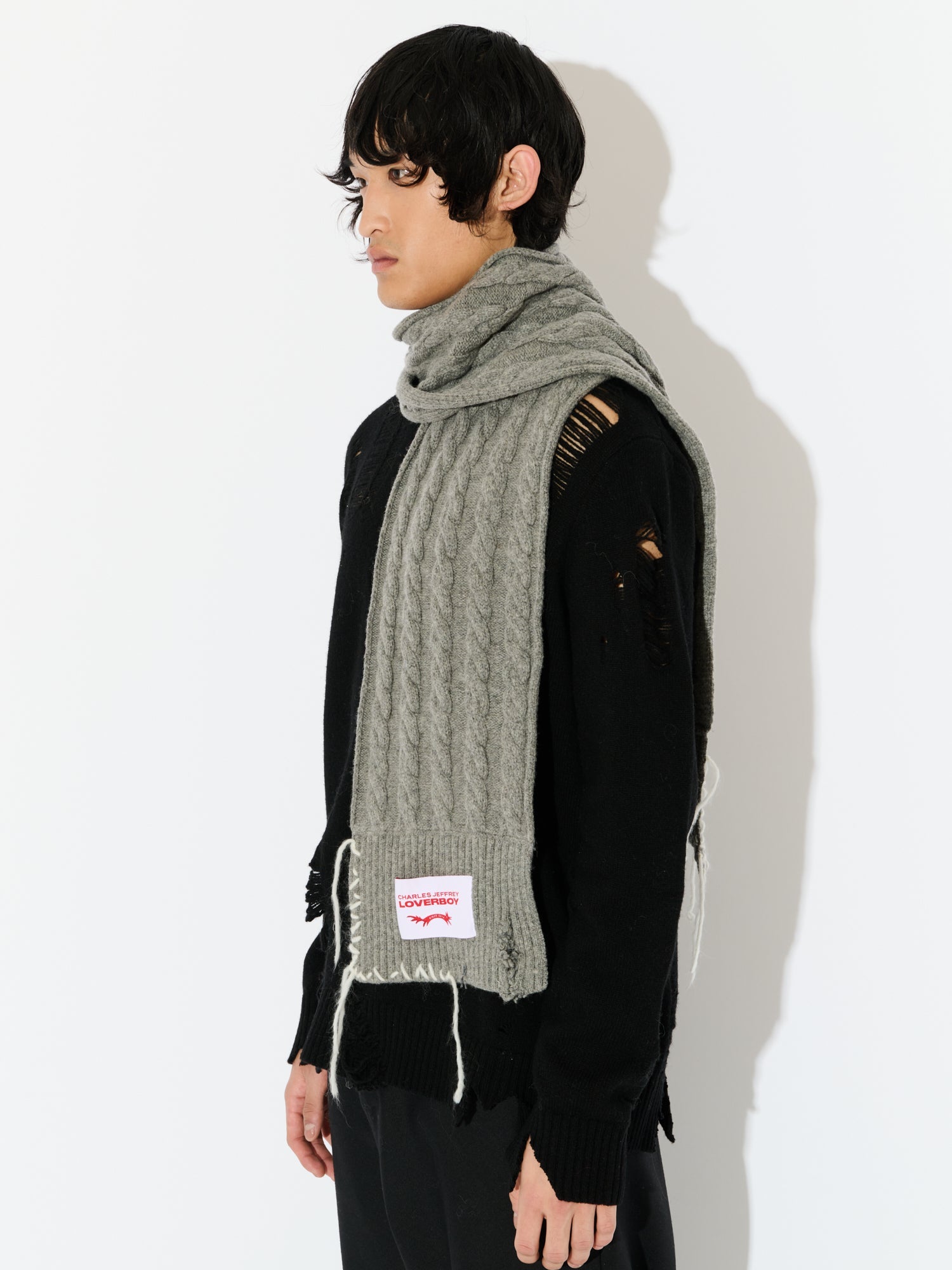 CABLE KNIT SCARF IN GREY - Image 3