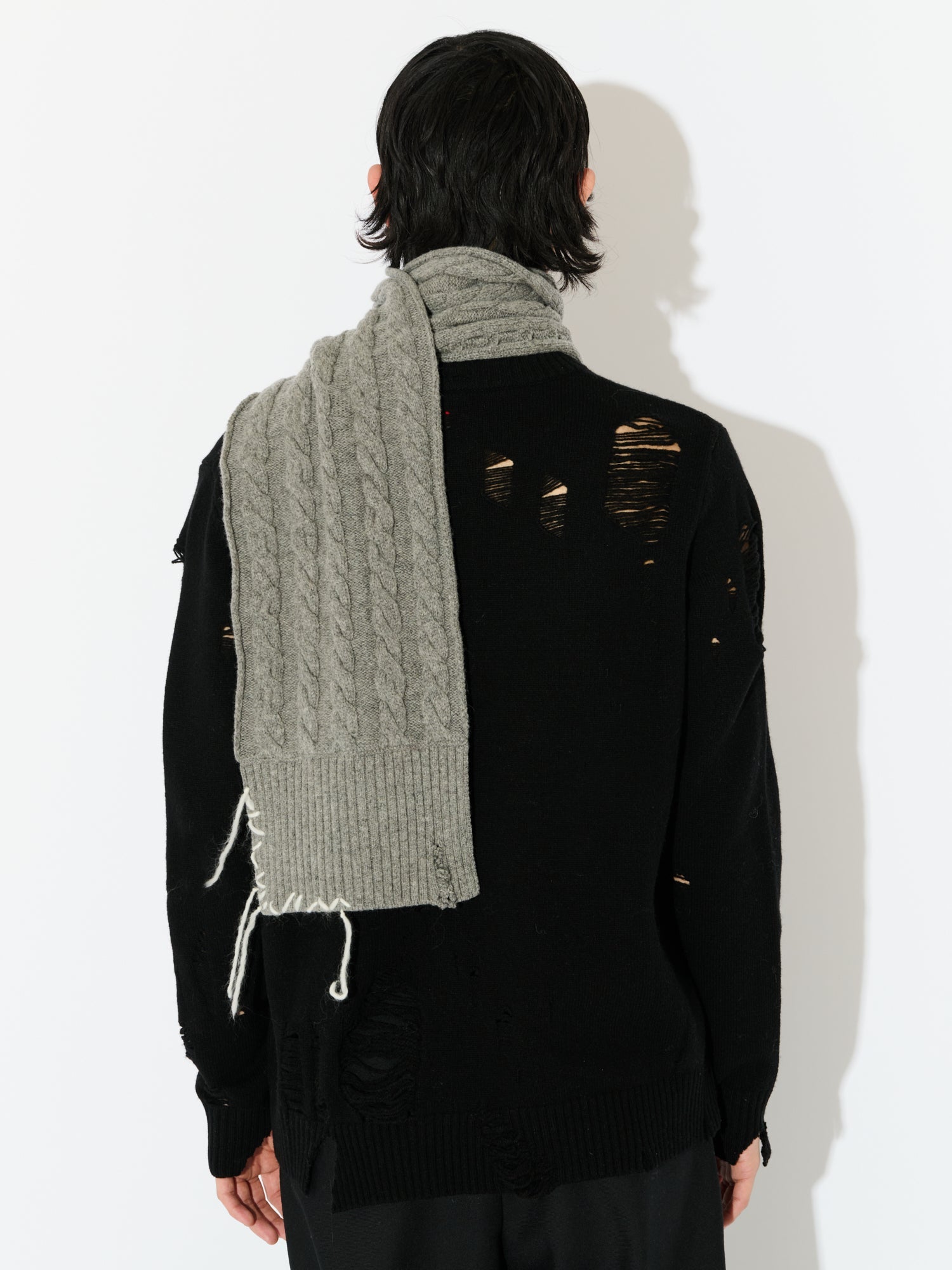 CABLE KNIT SCARF IN GREY - Image 4