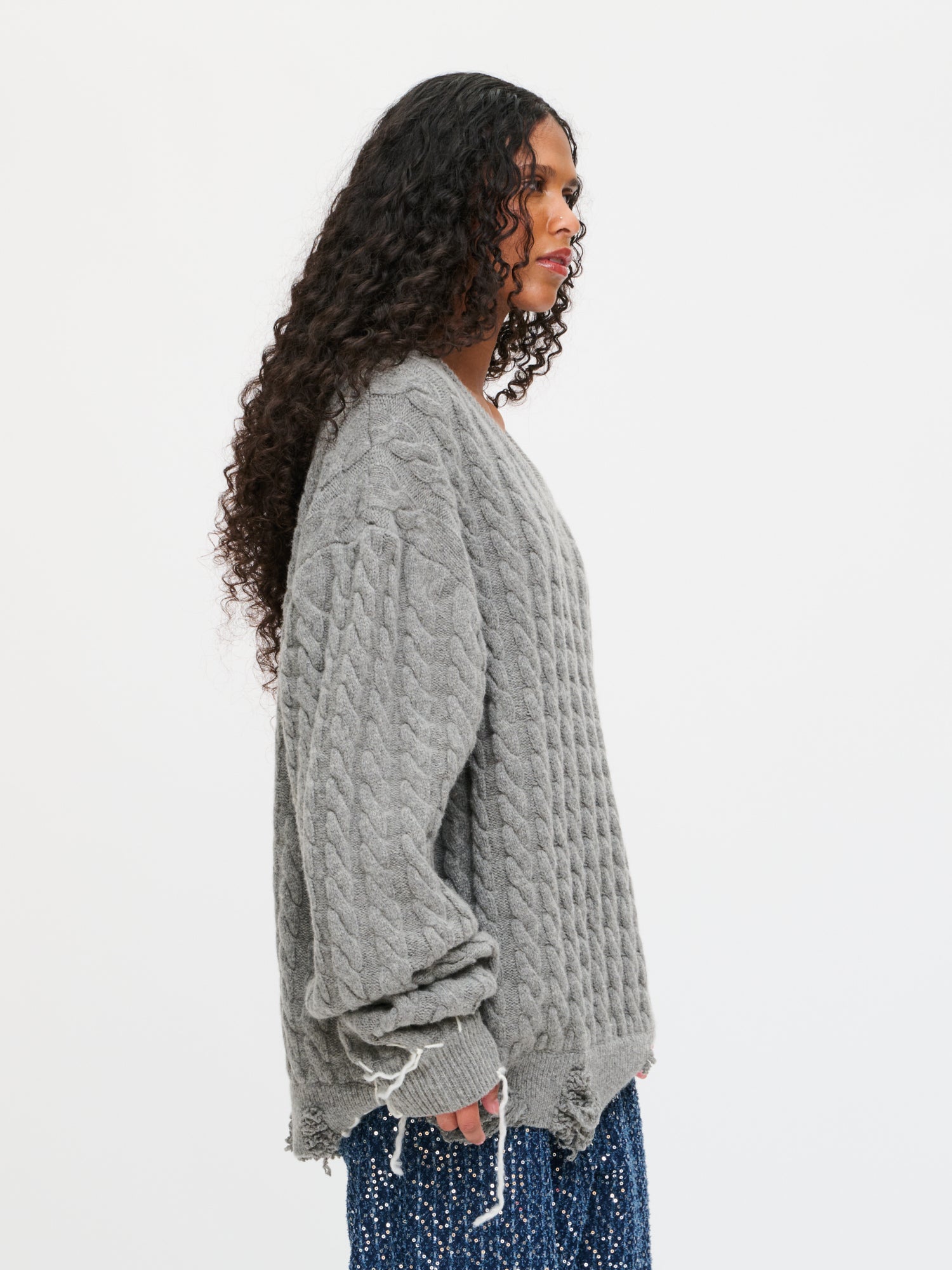LABEL CABLE KNITTED JUMPER IN GREY - Image 3